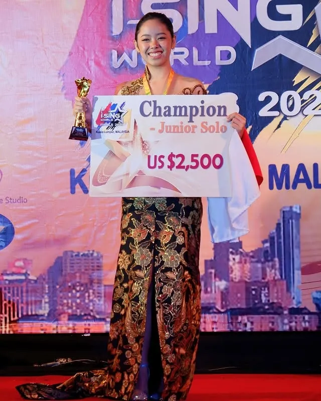 Celyna Grace tunjukkan piala kemenangan © instagram.com/indonesianidol