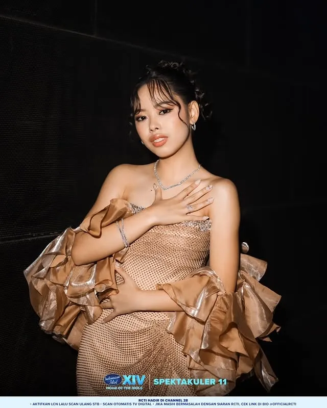 Celyna Grace pakai dress gold © instagram.com/indonesianidol
