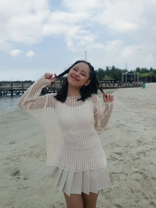 Celyna Grace pakai mini skirt di pantai © instagram.com/indonesianidol