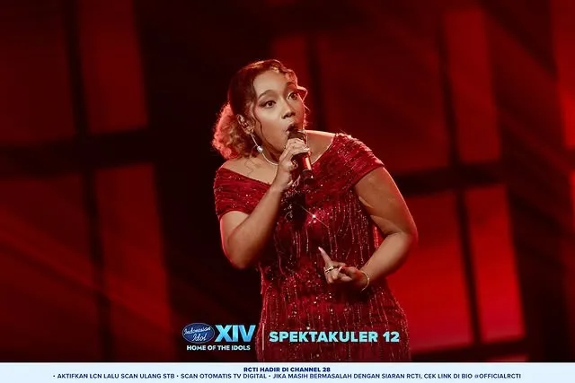 Niki Becker bernyanyi pakai dress merah © instagram.com/nikitabecker_