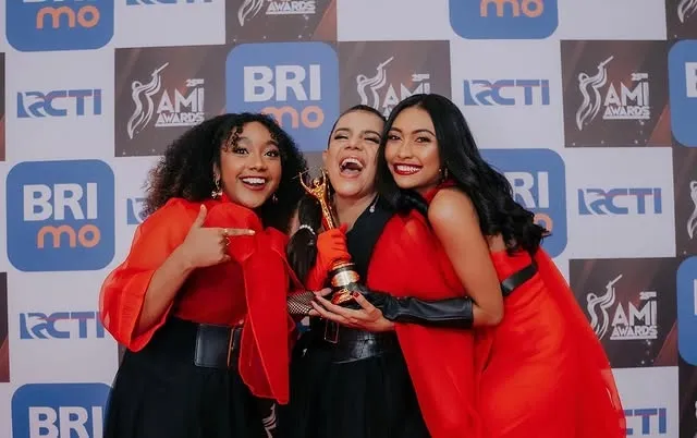 Niki Becker pegang piala bersama Nona © instagram.com/nikitabecker_