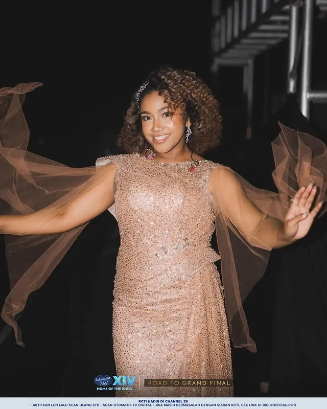 Niki Becker pakai dress gold © instagram.com/nikitabecker_