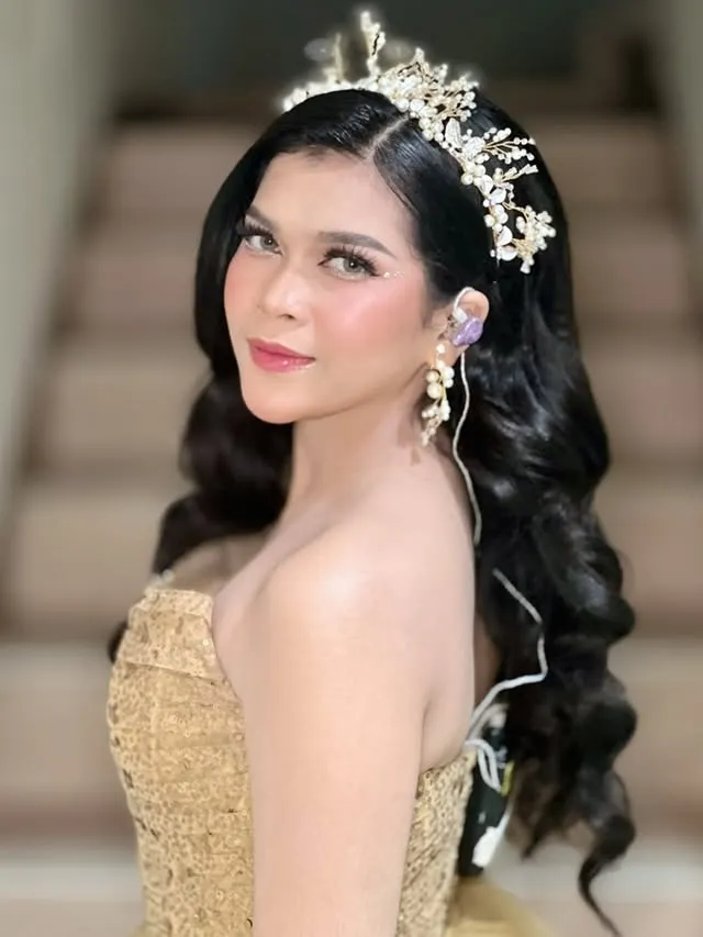 Zahra pakai dress emas © instagram.com/da7_zahrasima01