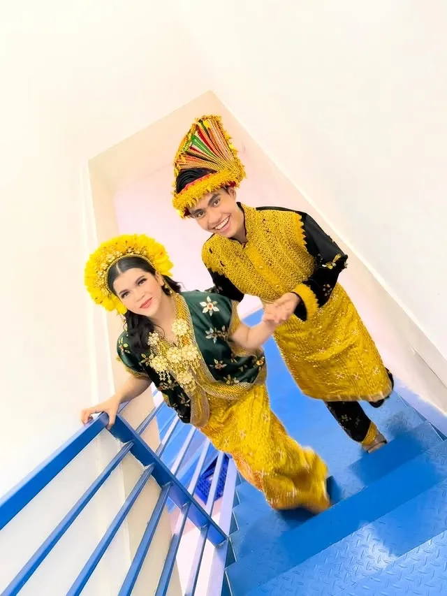Zahra dan Eby pakai baju daerah © instagram.com/da7_zahrasima01