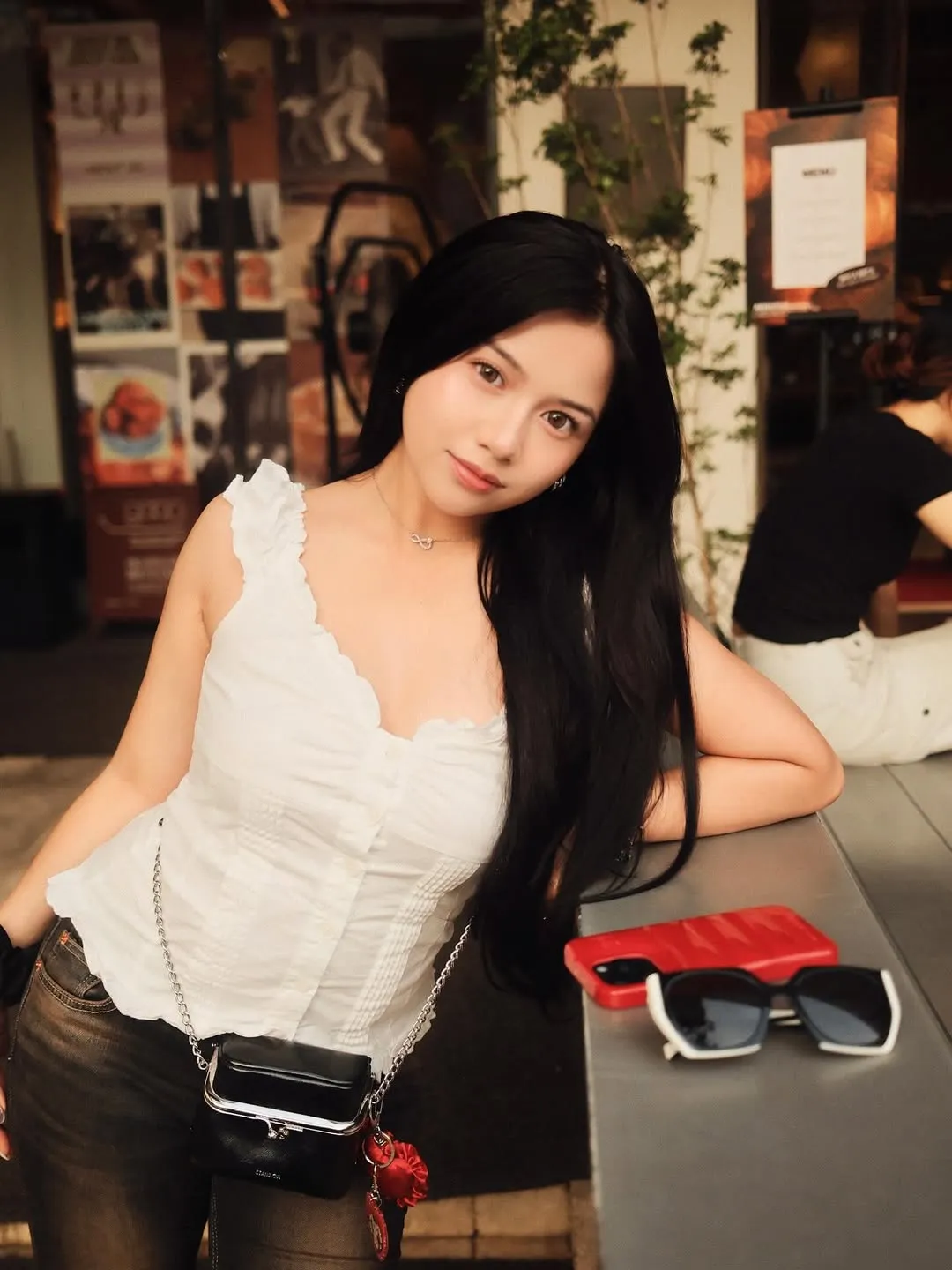  instagram.com/diva.azzura)