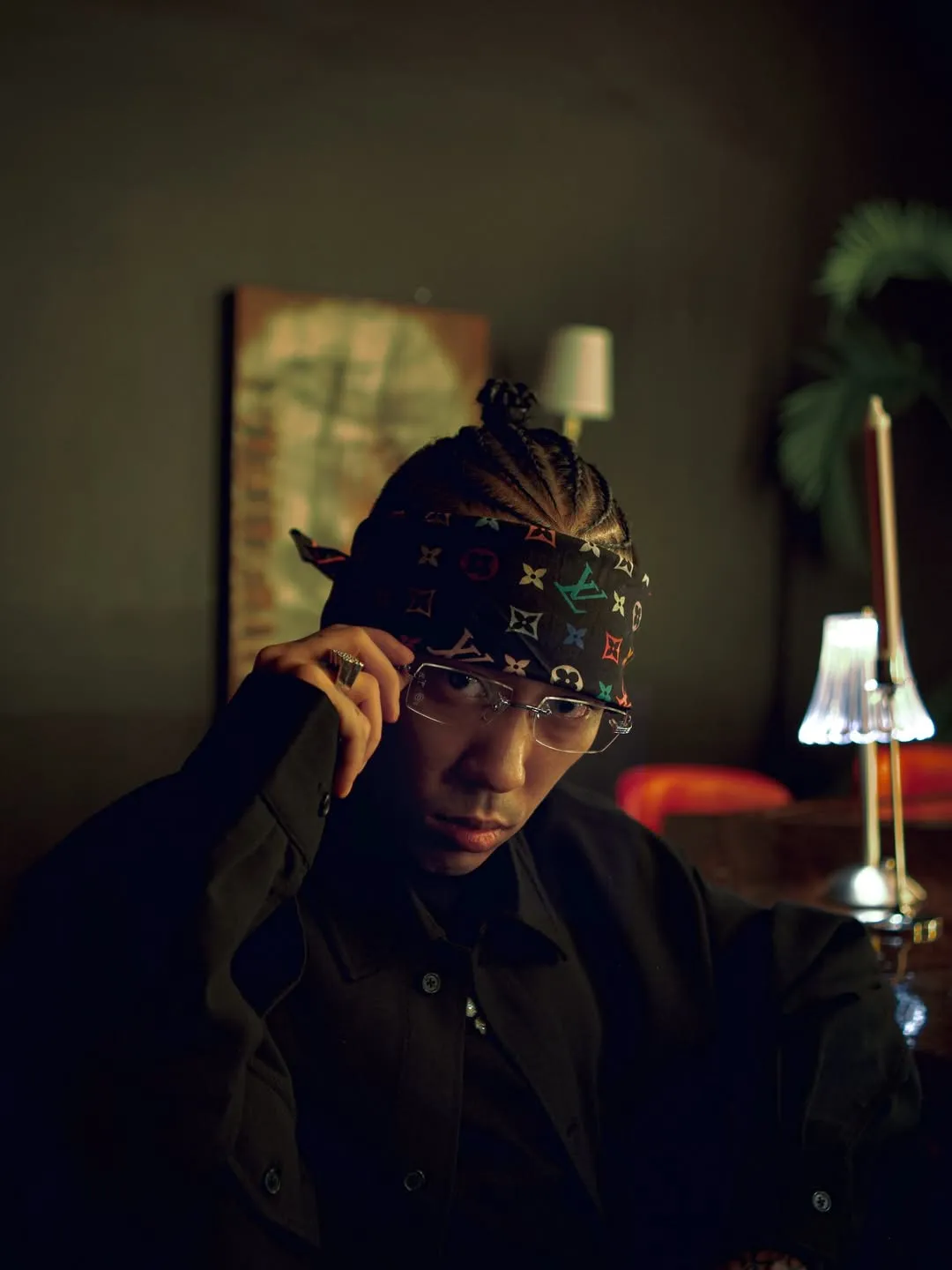 kacamata dan headband/Instagram @dok2gonzo 