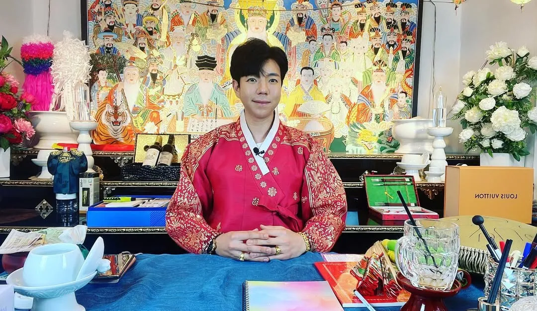 di depan meja/Instagram @yun2339 