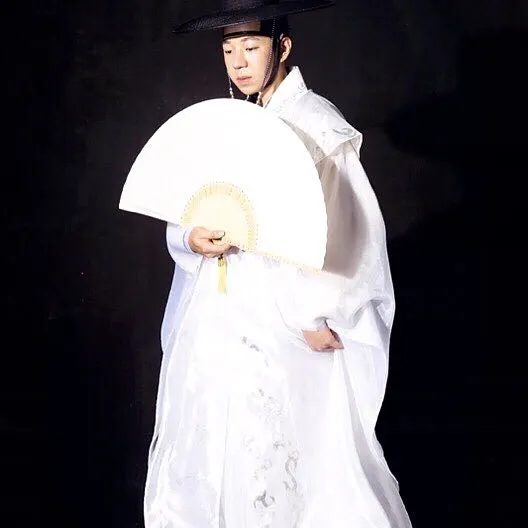 outfit putih/Instagram @yun2339 