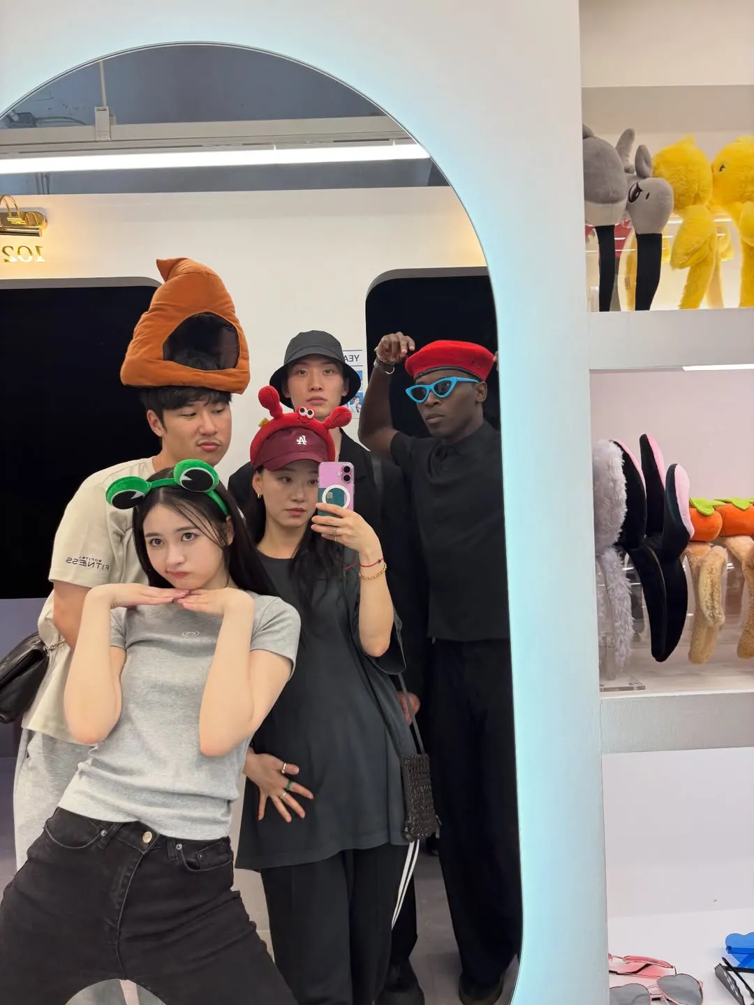 Gia Kim mirror selfie bersama pemain XO Kitty yang lain / Instagram thisisgiakim