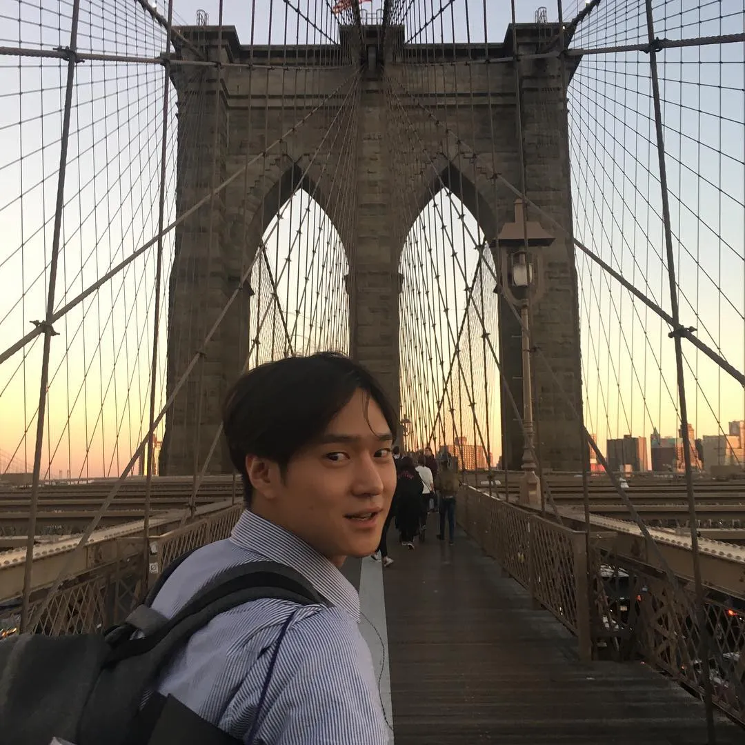 Go Kyung Pyo dengan outfit casual/Instagram.com/kopular