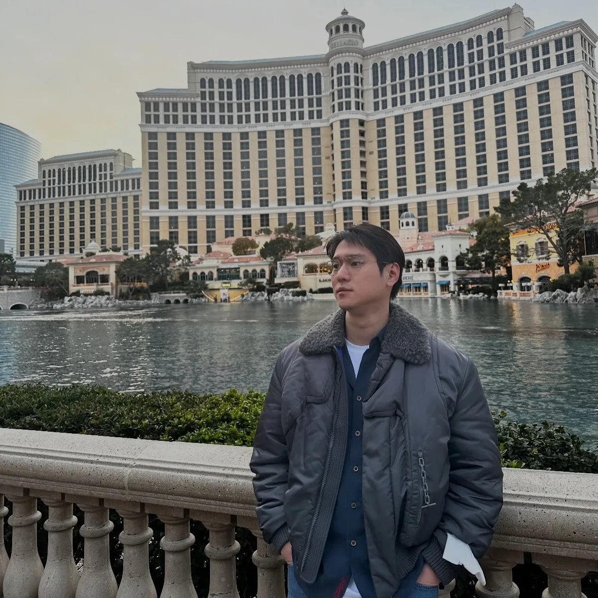 Go Kyung Pyo memakai jaket tebal/Instagram.com/kopular