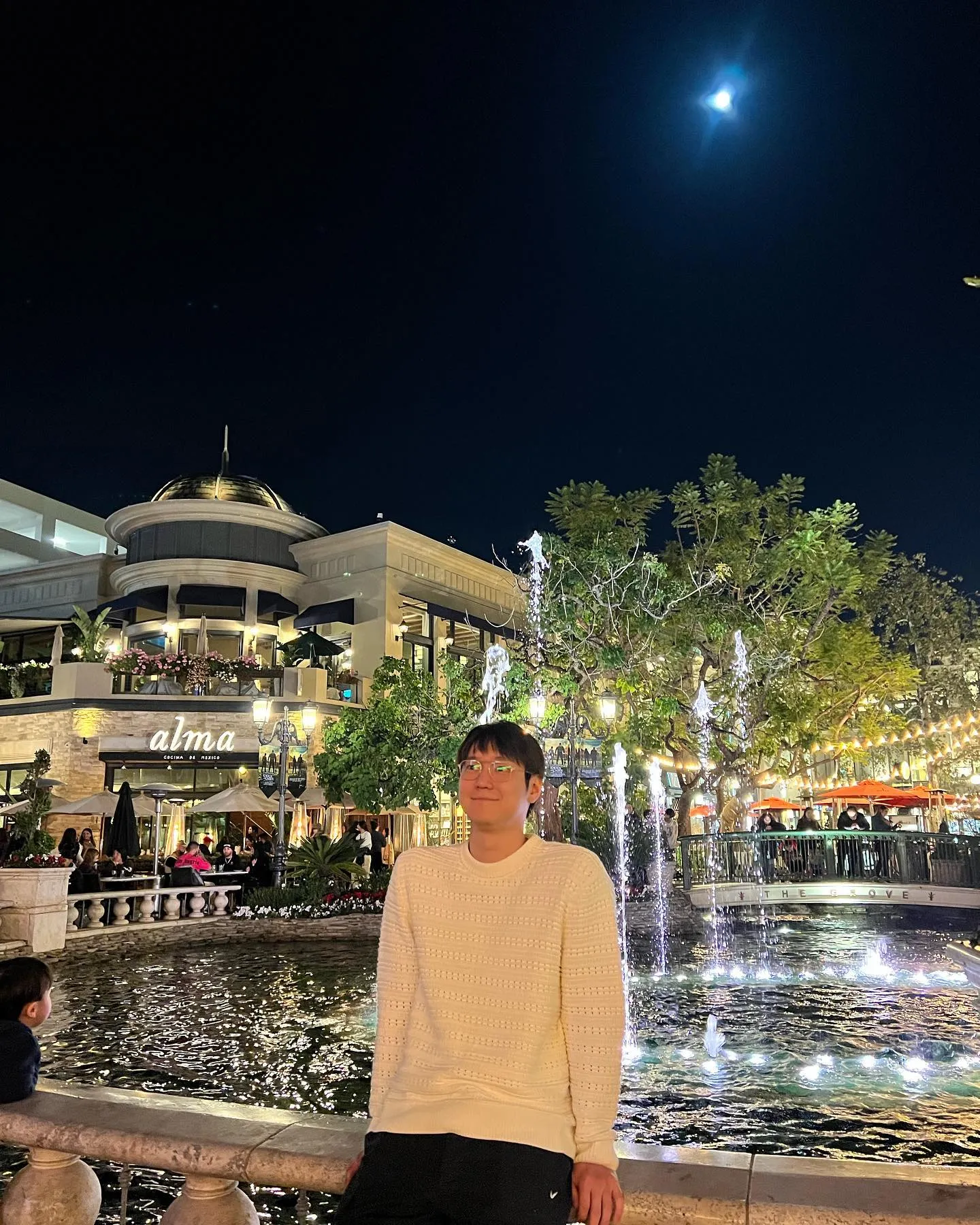 Go Kyung Pyo memakai kacamata/Instagram.com/kopular