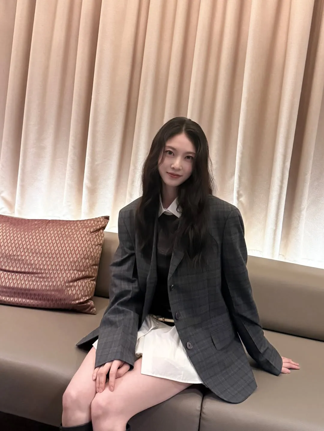 Potret Gong Seung Yeon duduk di sofa / Instagram 0seungyeon