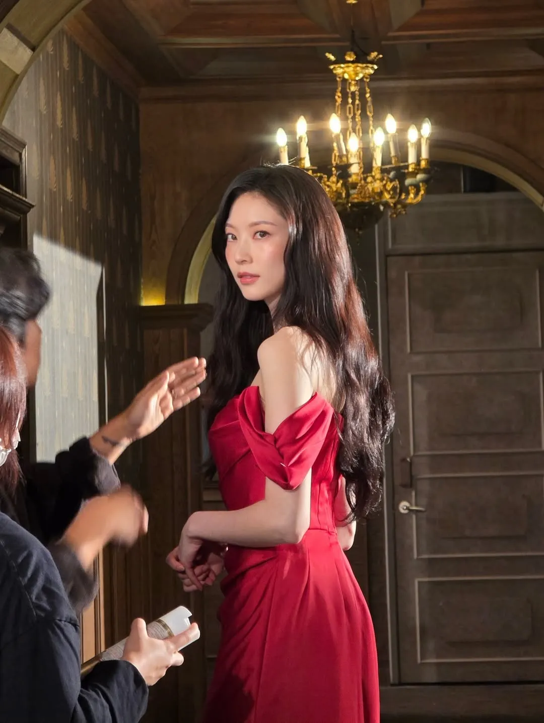 Gong Seung Yeon dengan dress merah elegan / Instagram 0seungyeon