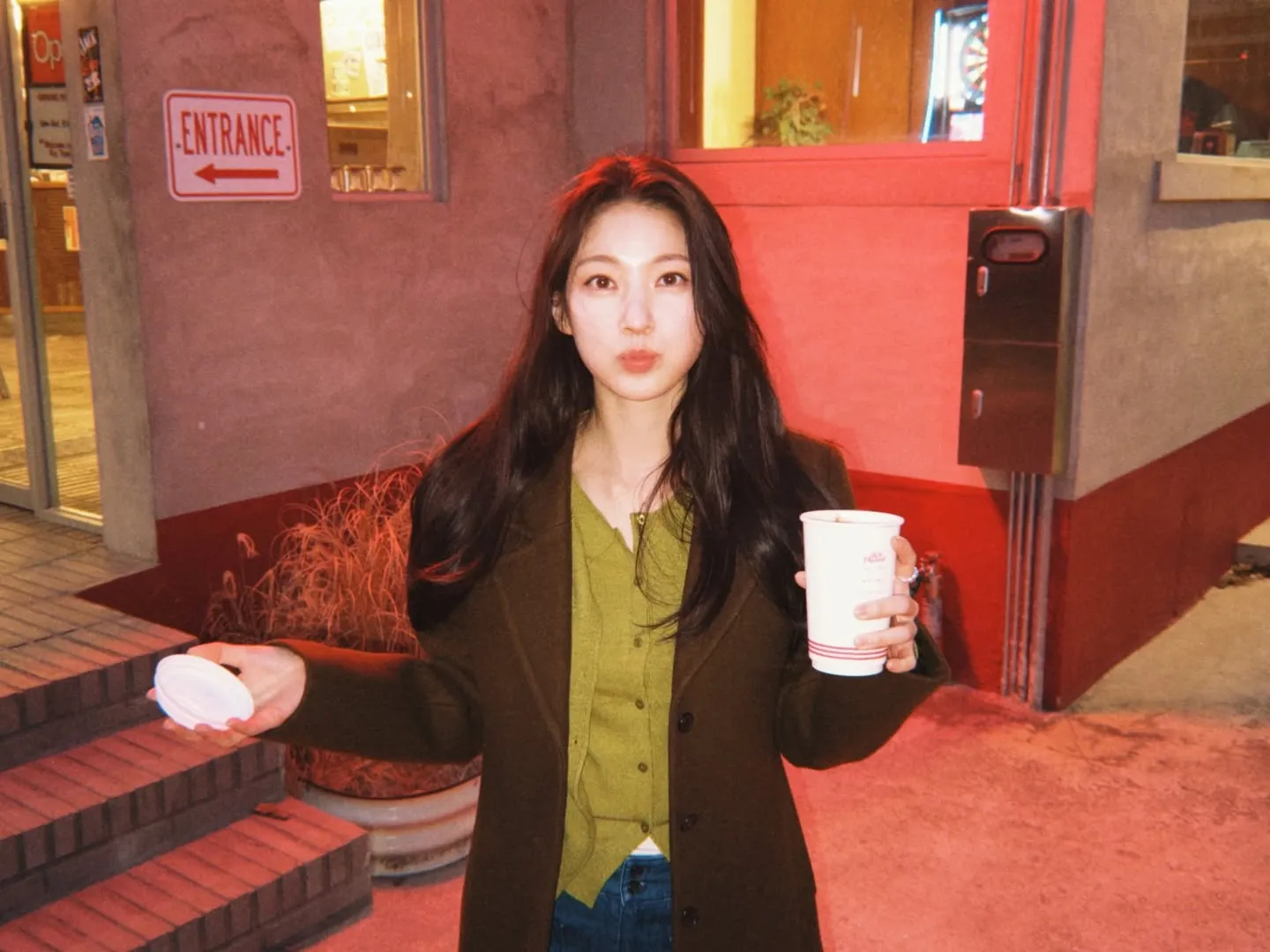 Potret lucu Gong Seung Yeon dengan makanan dan minuman di tangan / Instagram 0seungyeon