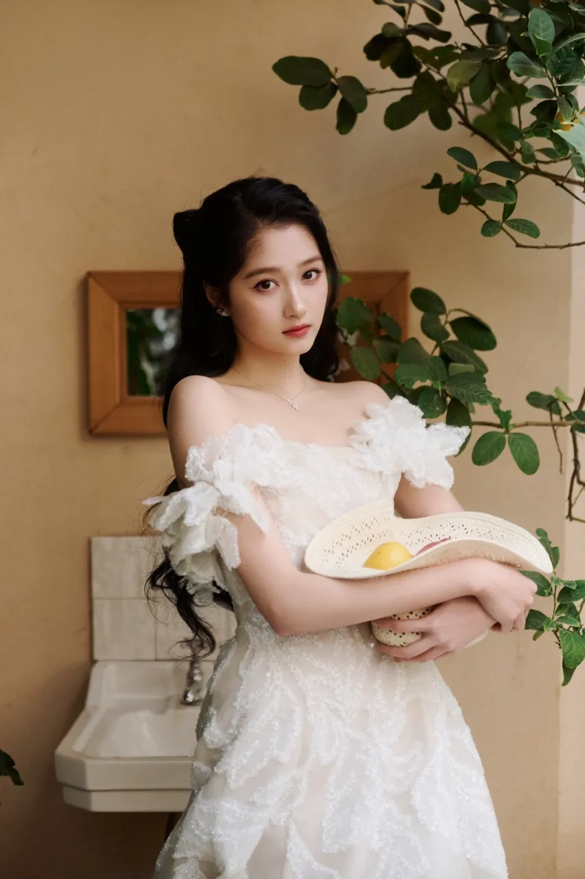 Guan Xiaotong - copyright: weibo.com