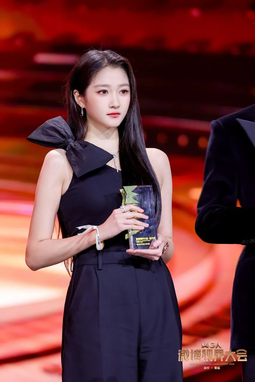 Guan Xiaotong - copyright: weibo.com