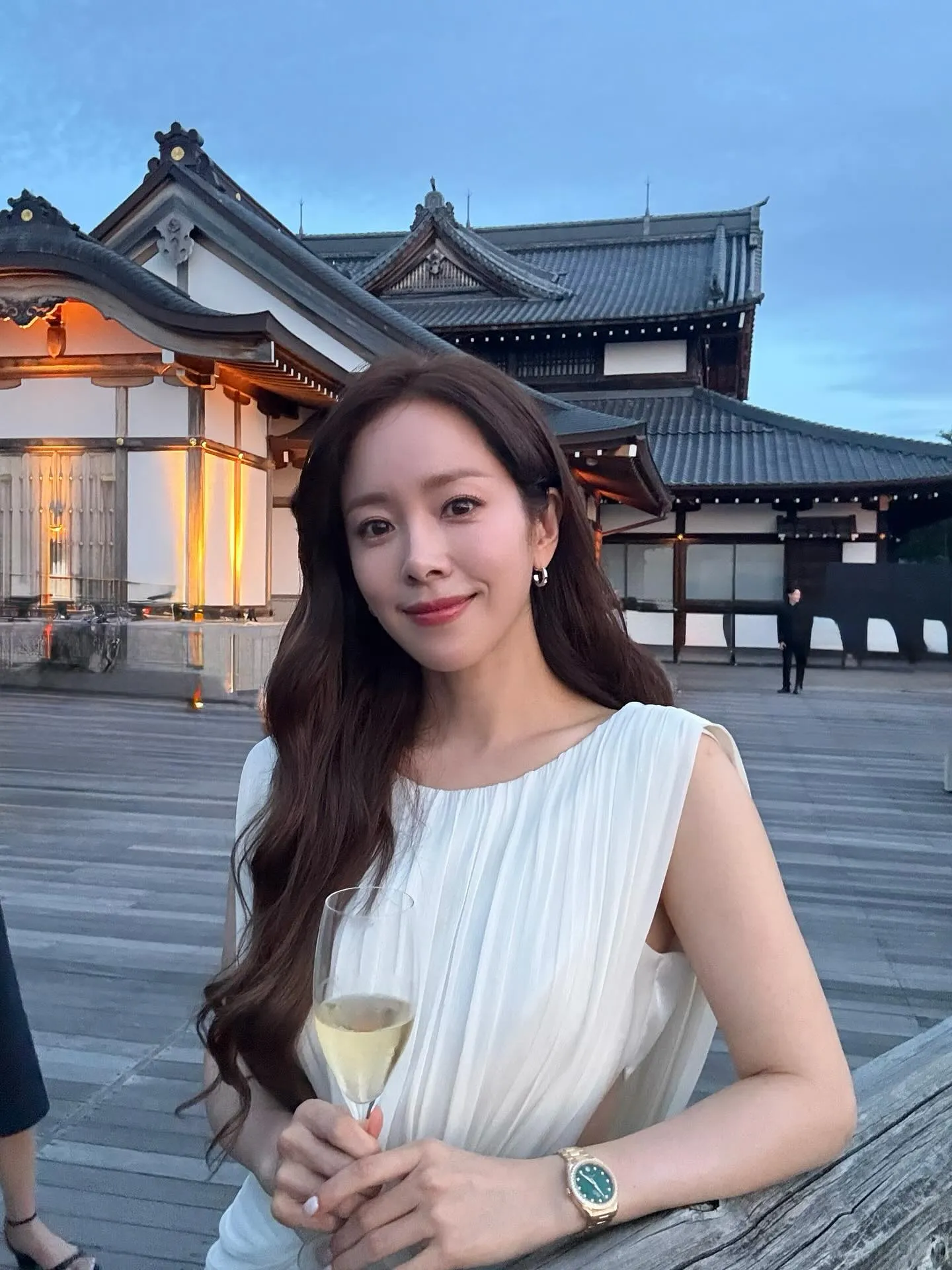 Han Ji Min memakai dress putih/Instagram.com/roma.emo