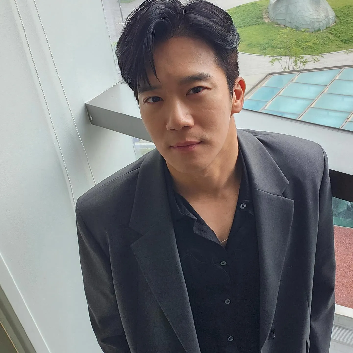 Han Seok Jin mengenakan jas hitam/Instagram.com/haseokjin