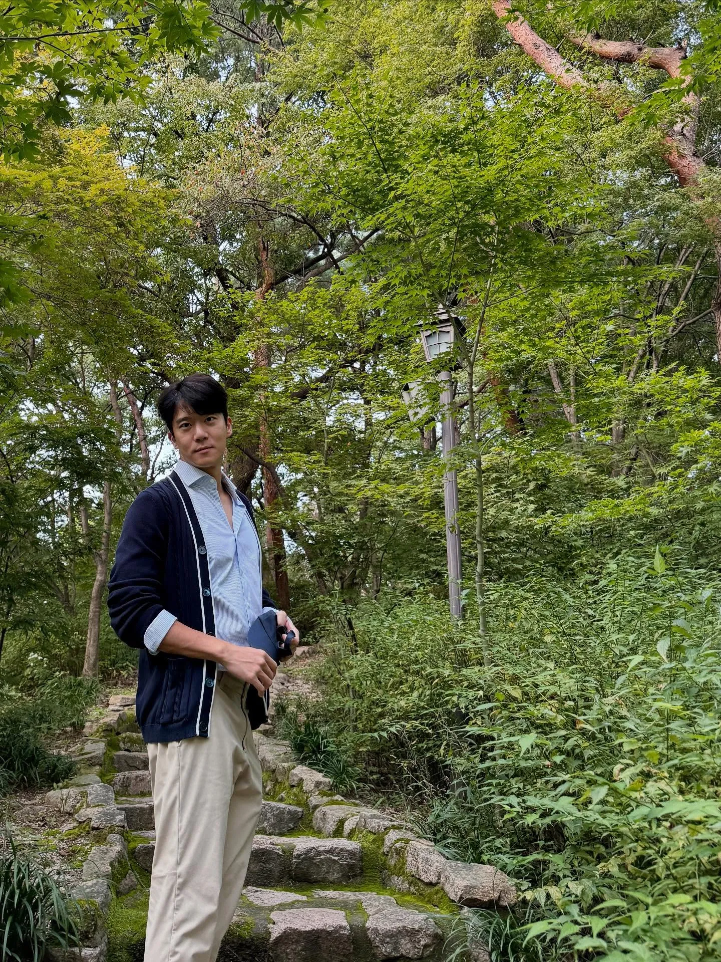 Han Seok Jin dengan outfir berwarna biru muda/Instagram.com/haseokjin