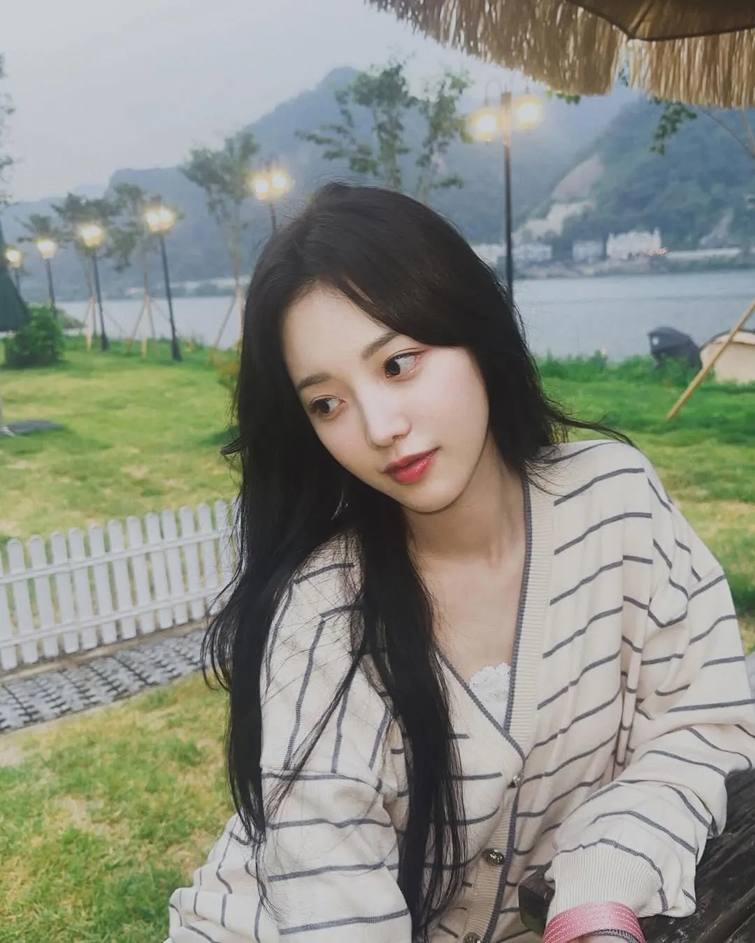 Han So Eun dengan gaya rambut tergerai/Instagram.com/soeunyya