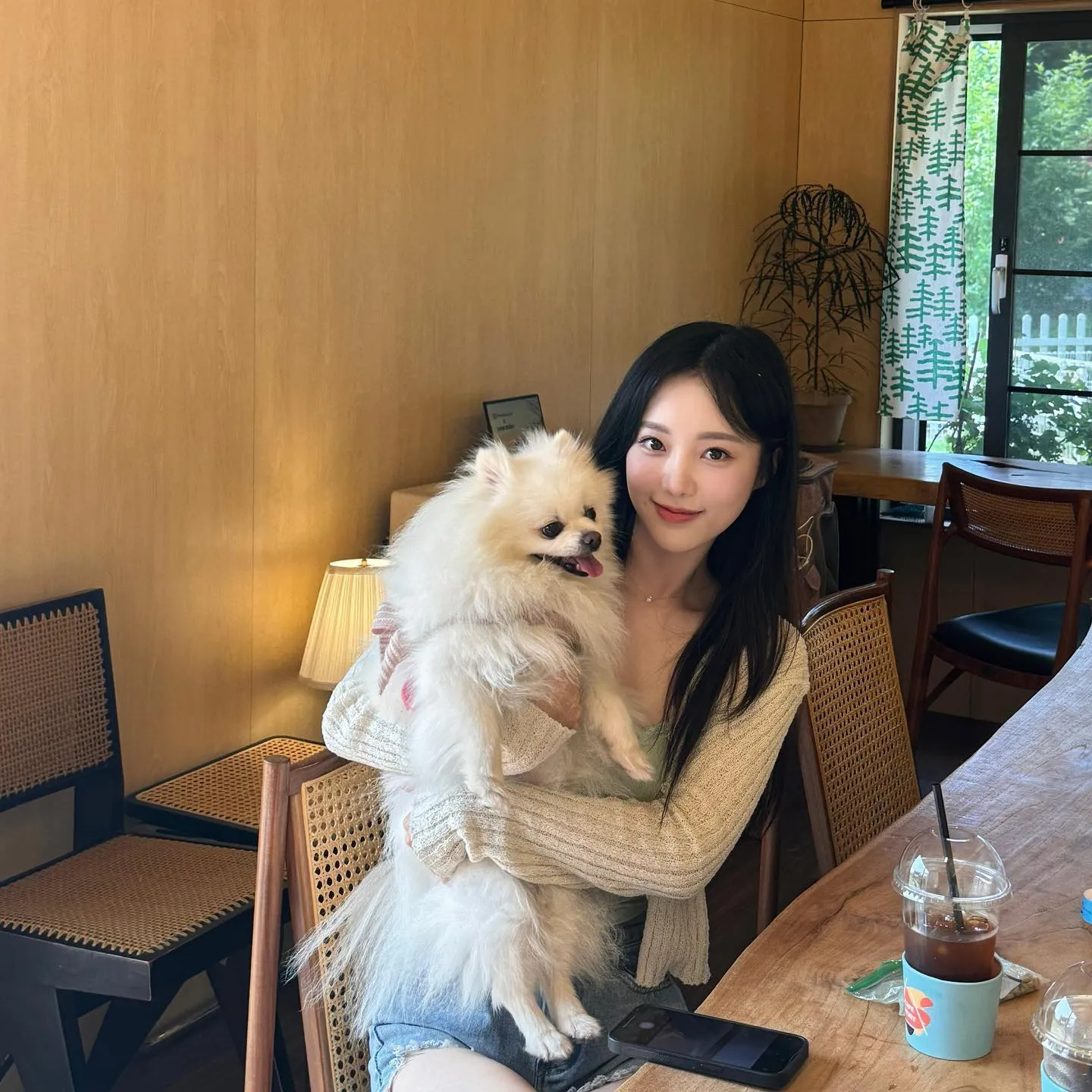 Han So Eun berfoto dengan anjing lucu/Instagram.com/soeunyya