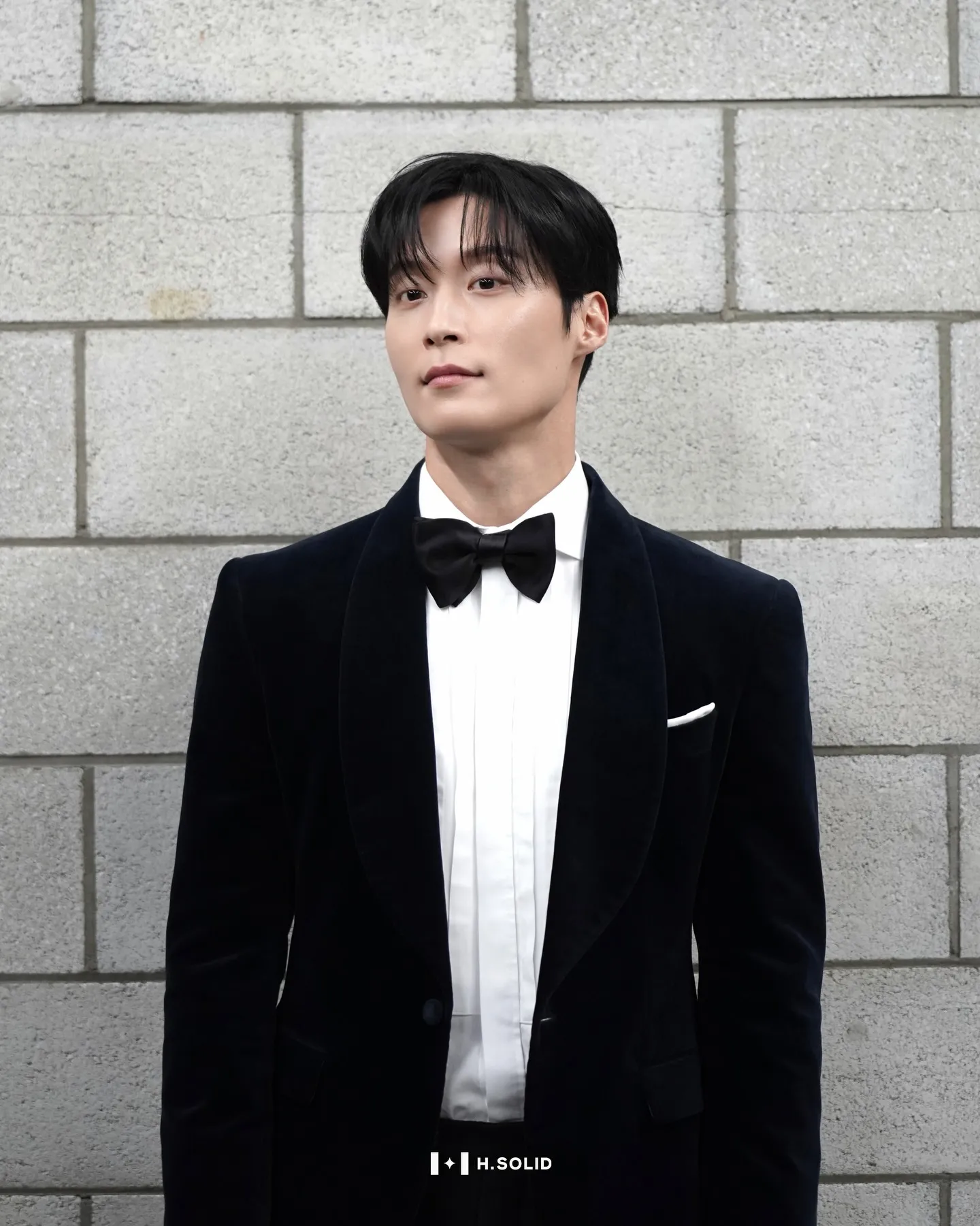 Heo Nam Jun dengan jas hitam/Instagram.com/h.solid_official
