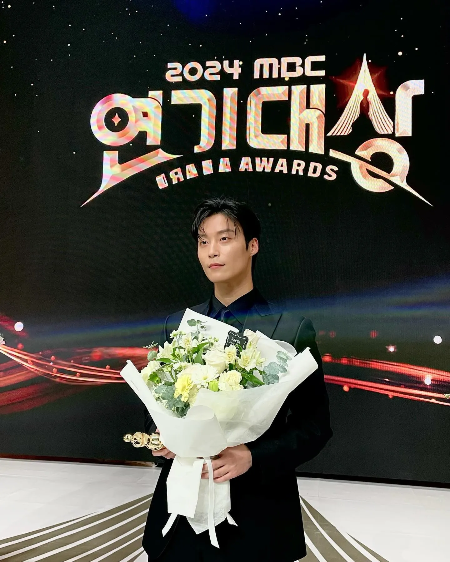 Heo Nam Jun memegang bucket bunga/Instagram.com/namjun0609