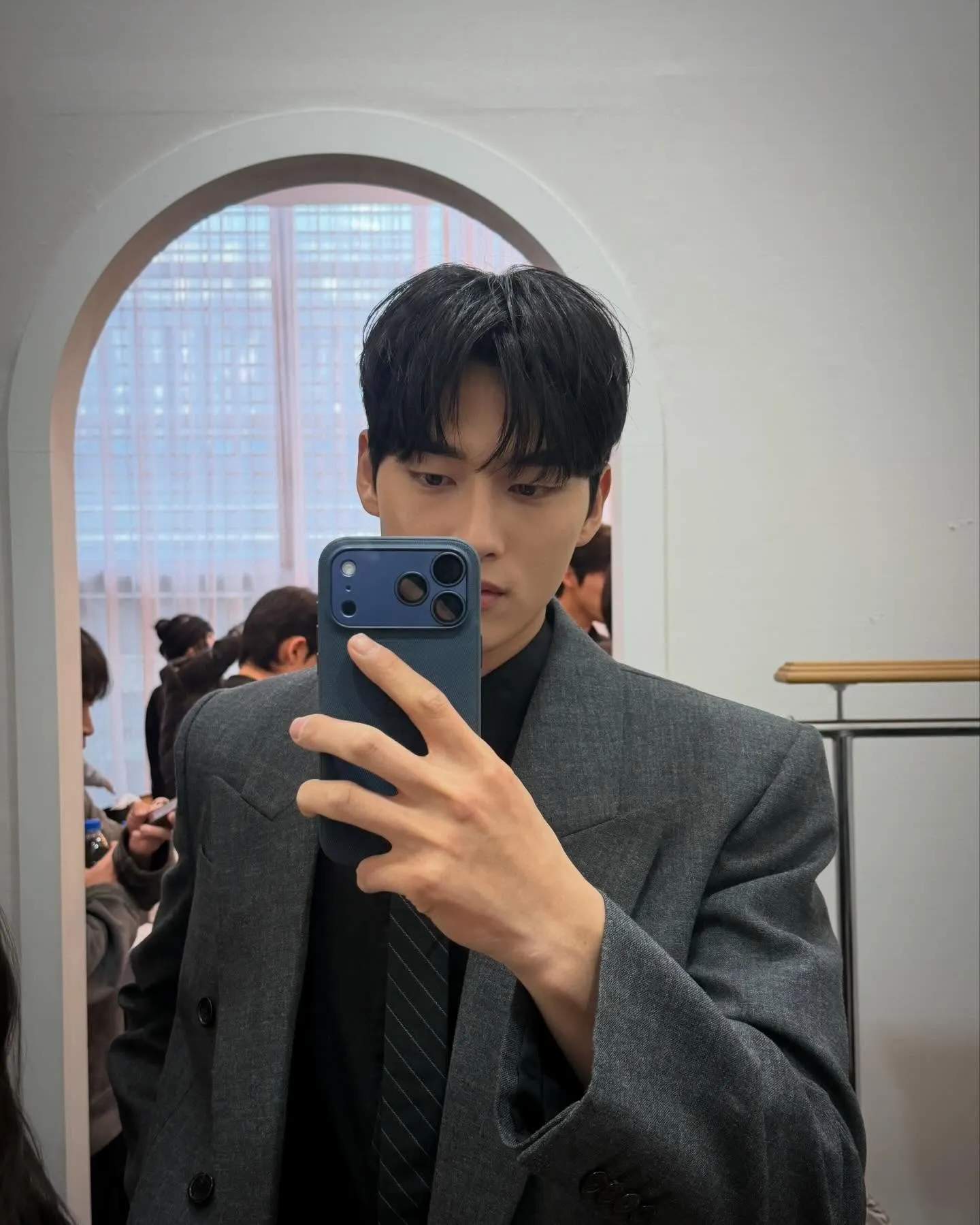 Hong Min Gi memakai jas/Instagram.com/minggi._.jeok