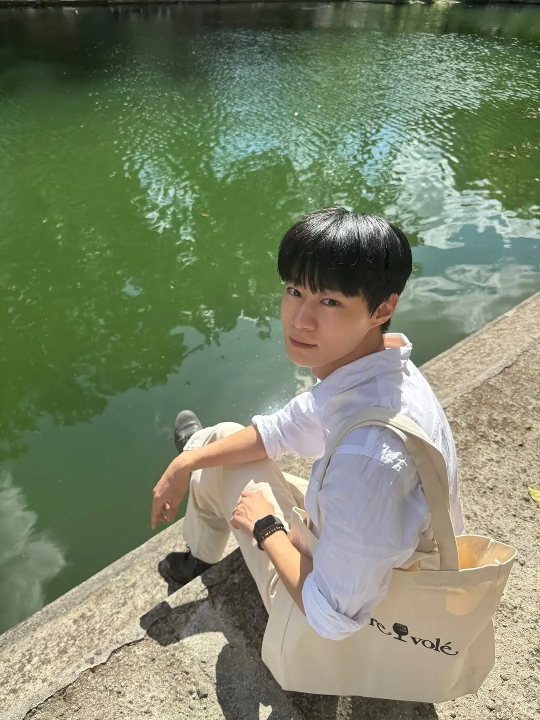 Potret Hyun Woo Seok duduk di tepi kolam / Instagram wooseok_h