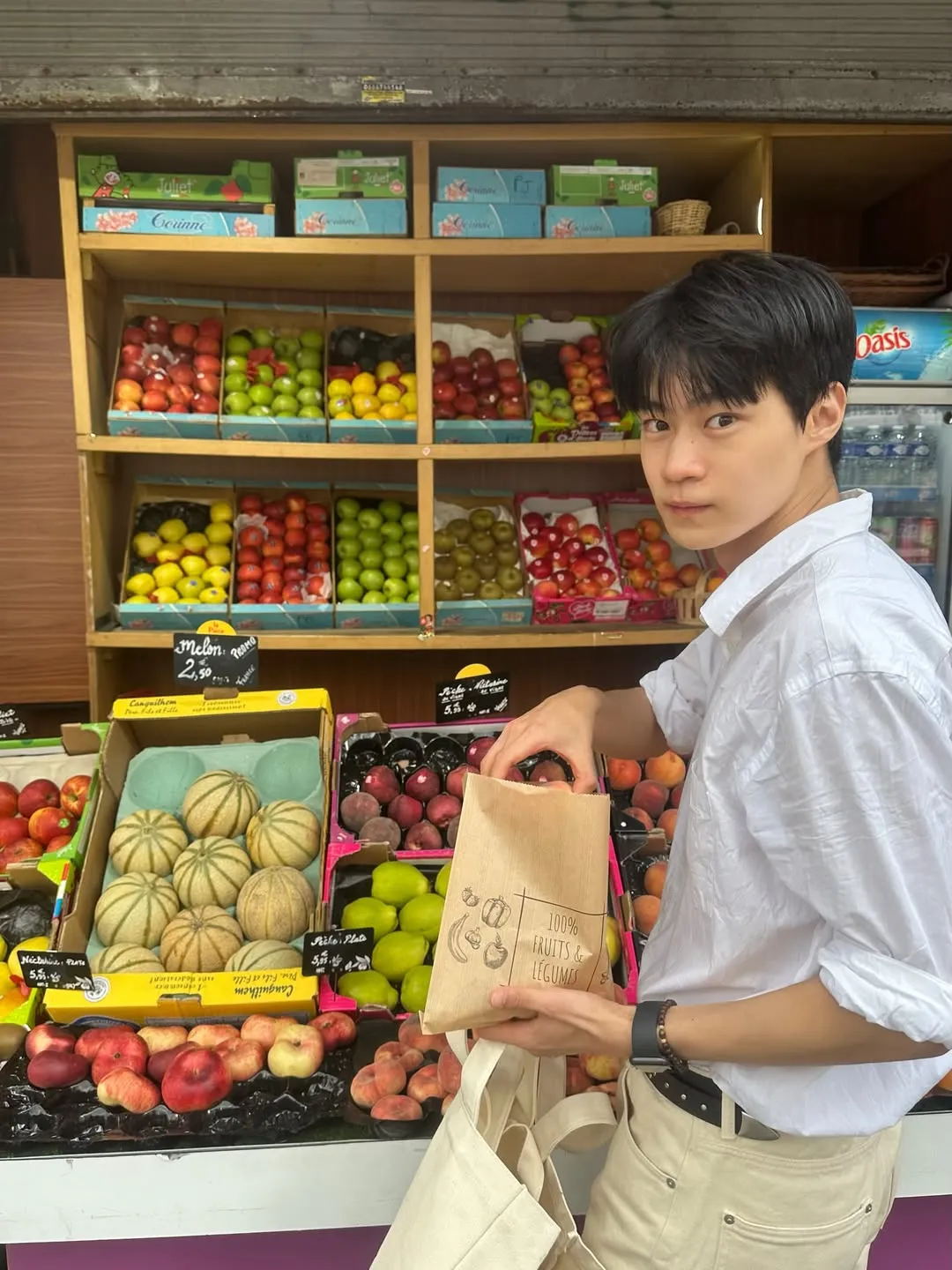 Potret Hyun Woo Seok membeli buah / Instagram wooseok_h