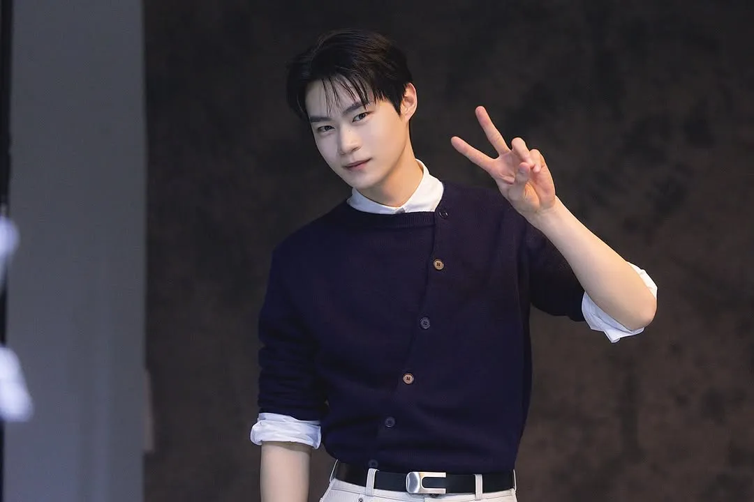 Pose peace ala Hyun Woo Seok / Instagram wooseok_h
