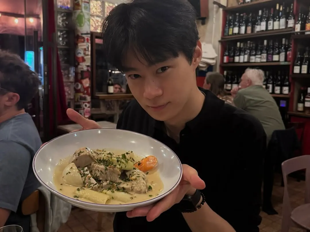 Hyun Woo Seok menunjukkan makanannya / Instagram wooseok_h