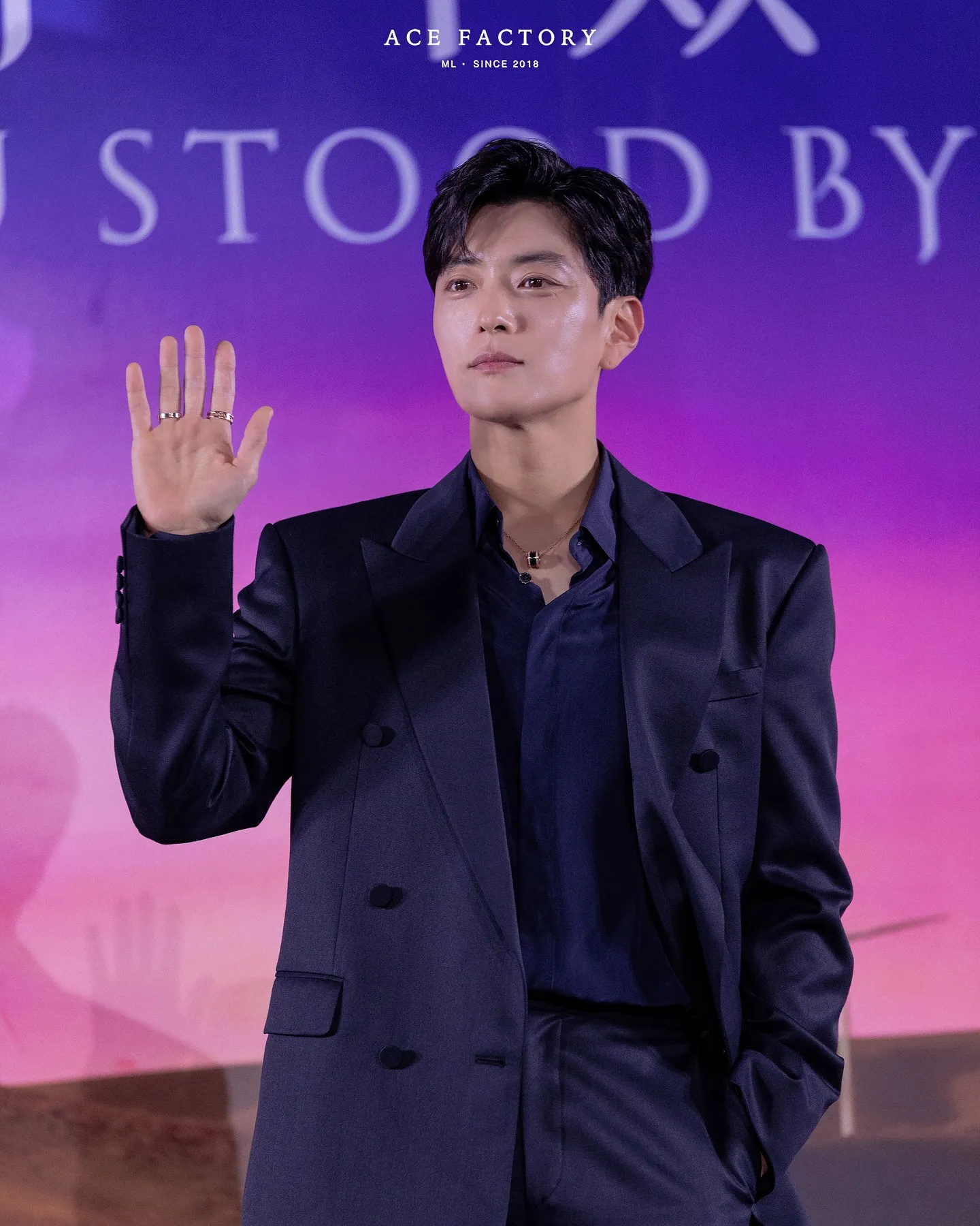 Jang Seung Jo dengan jas hitam/Instagram.com/ssangear1004