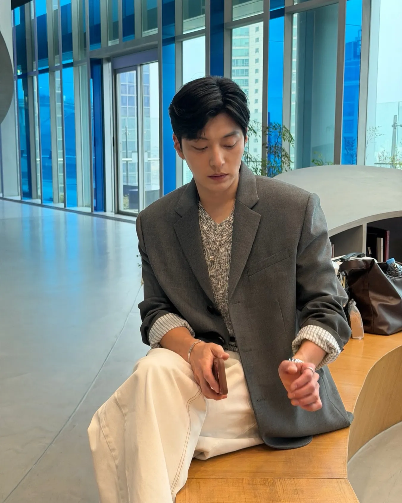 Jang Seung Jo dengan jas abu-abu/Instagram.com/ssangear1004