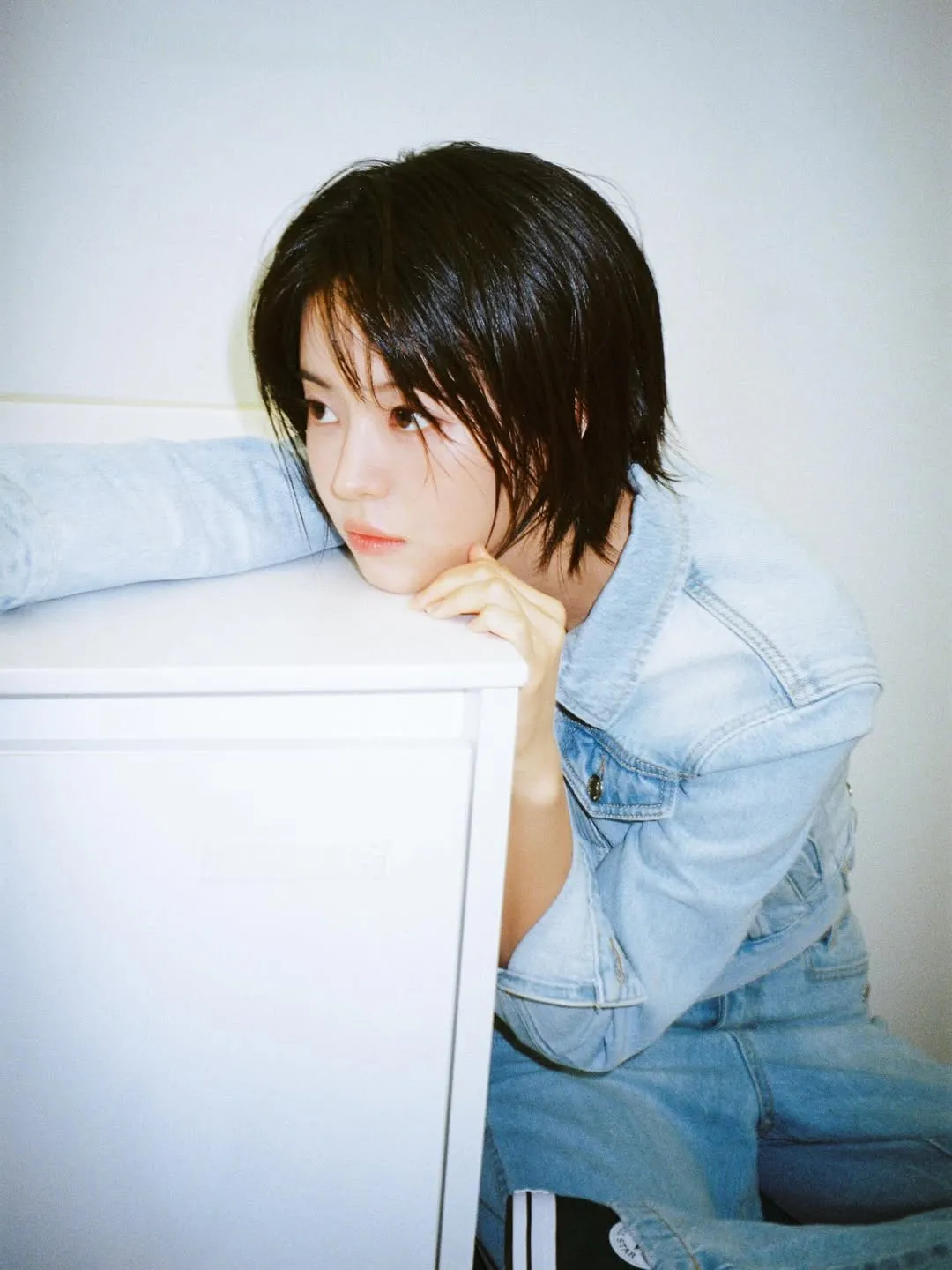 Jeon So Young berpose duduk bak model / Instagram soyngxo