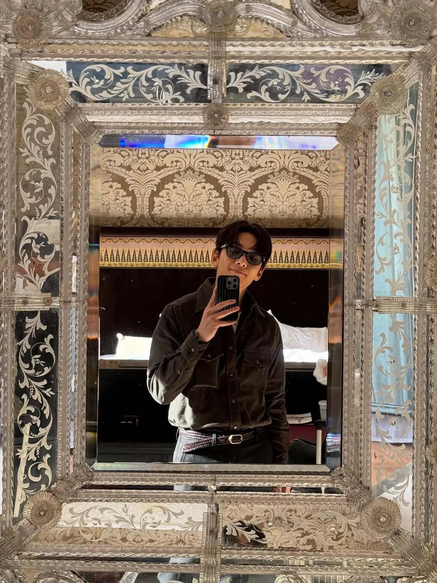 Ji Chang Wook memakai kacamata hitam/Instagram.com/jichangwook