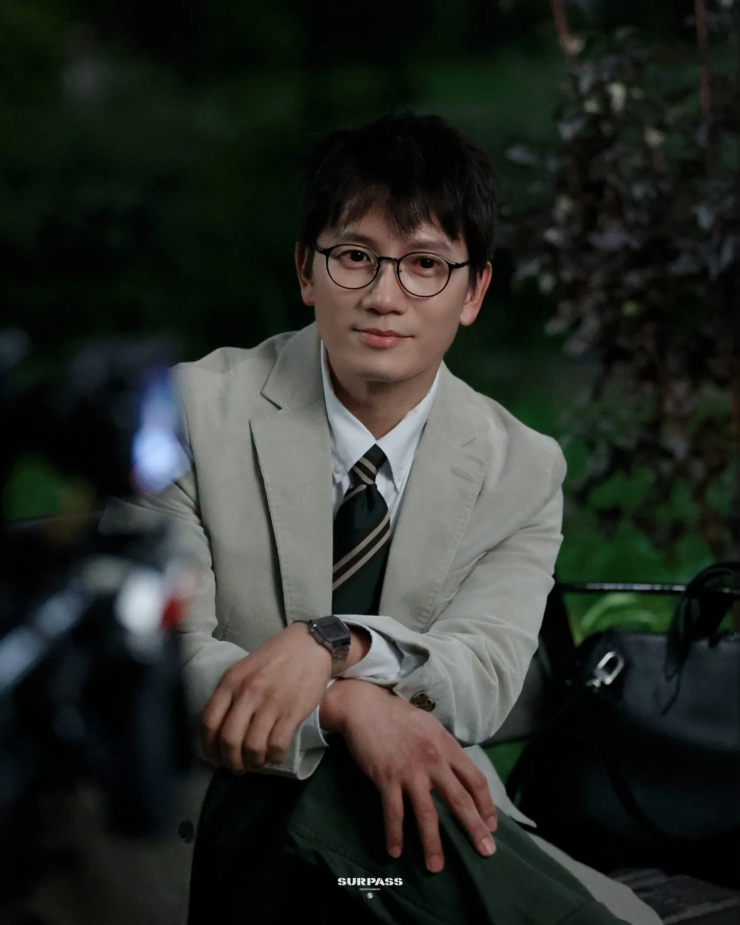 Ji Sung memakai kacamata/Instagram.com/surpassent_official