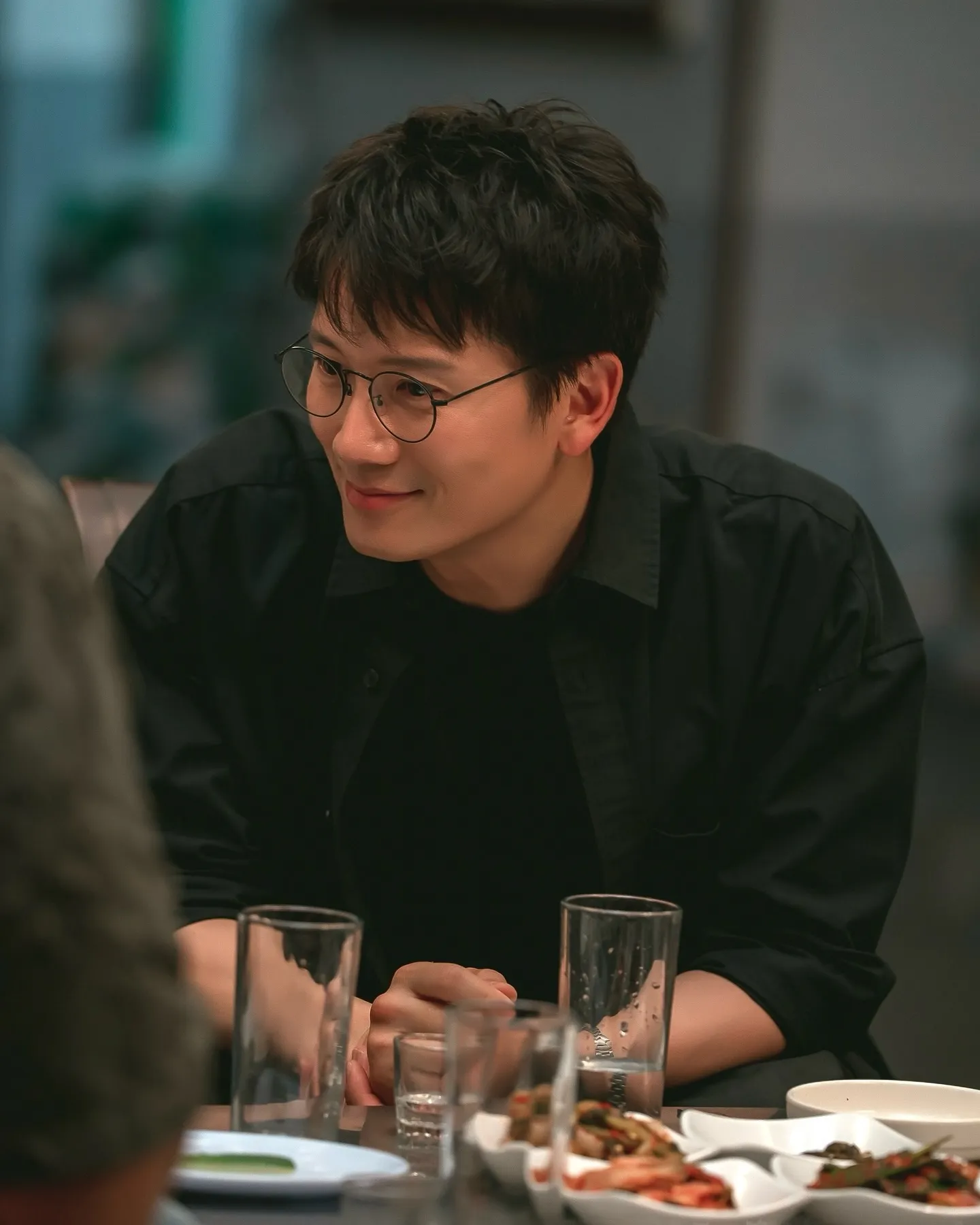 Ji Sung tersenyum manis/Instagram.com/surpassent_official