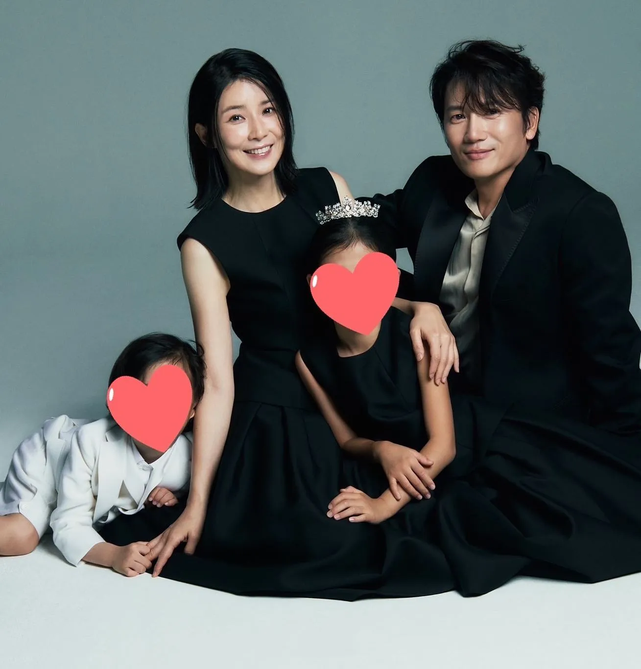 Foto bersama Ji Sung dan Lee Bo Young dengan kedua anaknya/Instagram.com/justin_jisung
