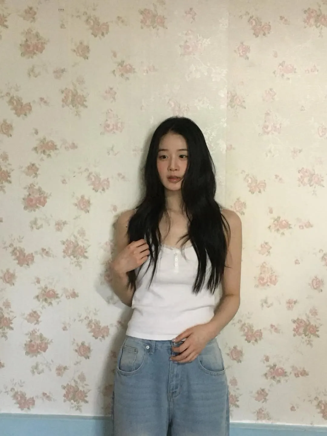 Potret Jin Se Lim dengan pose bersandar di dinding / Instagram jin_selim_