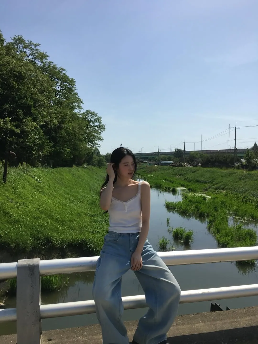 Potret Jin Se Lim di duduk di jembatan / Instagram jin_selim_