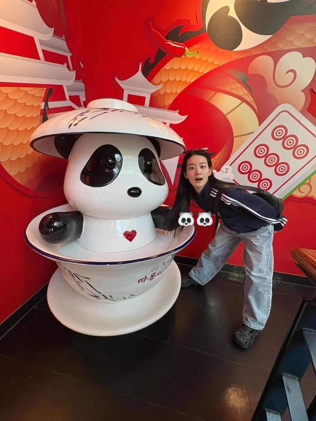 Pose lucu Jin Se Lim dengan patung Panda / Instagram jin_selim_