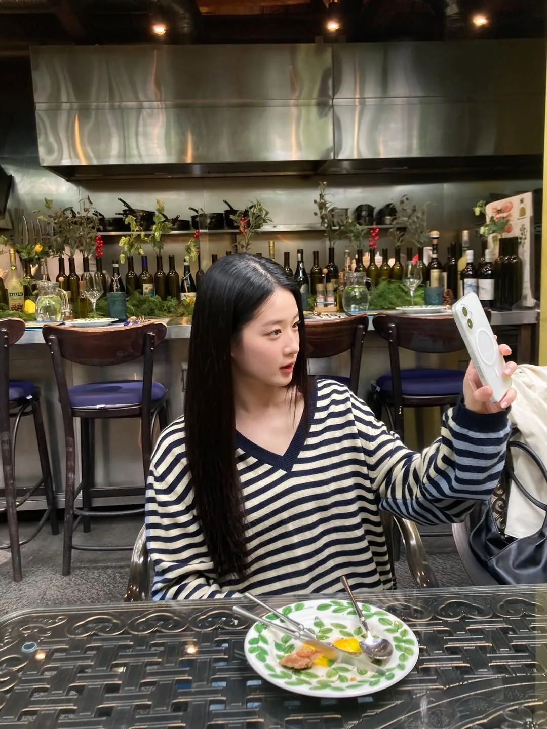 Foto candid Jin Se Lim memegang handphone / Instagram jin_selim_