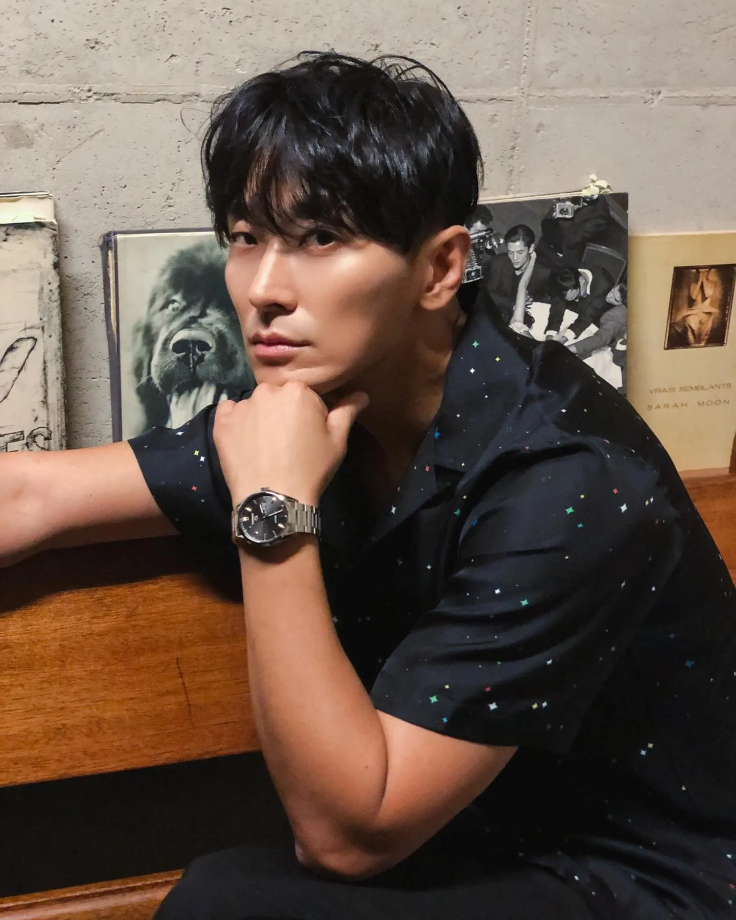 Ju Ji Hoon dengan outfit hitam/Instagram.com/_jujihoon