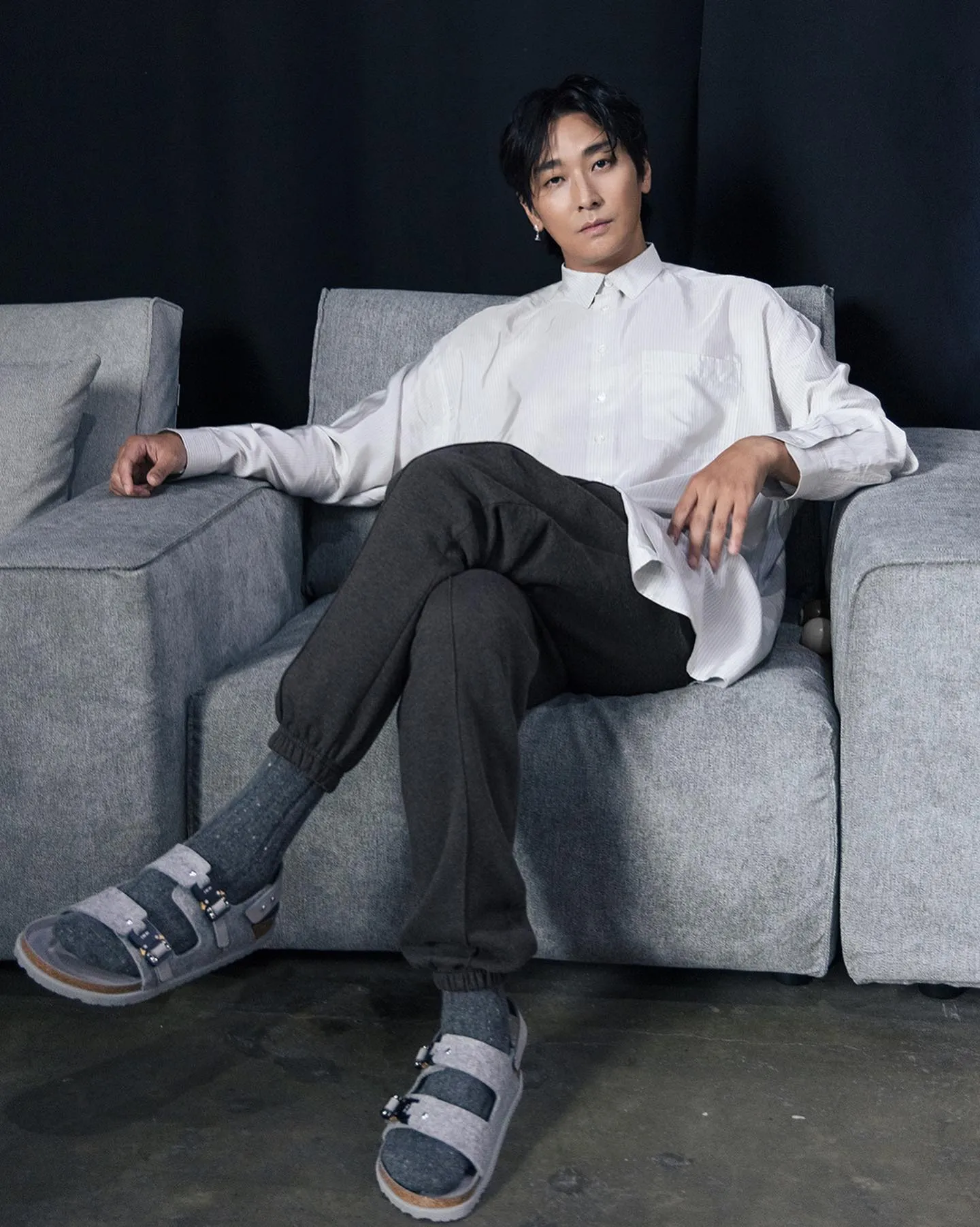 Ju Ji Hoon dengan atasan putih/Instagram.com/_jujihoon