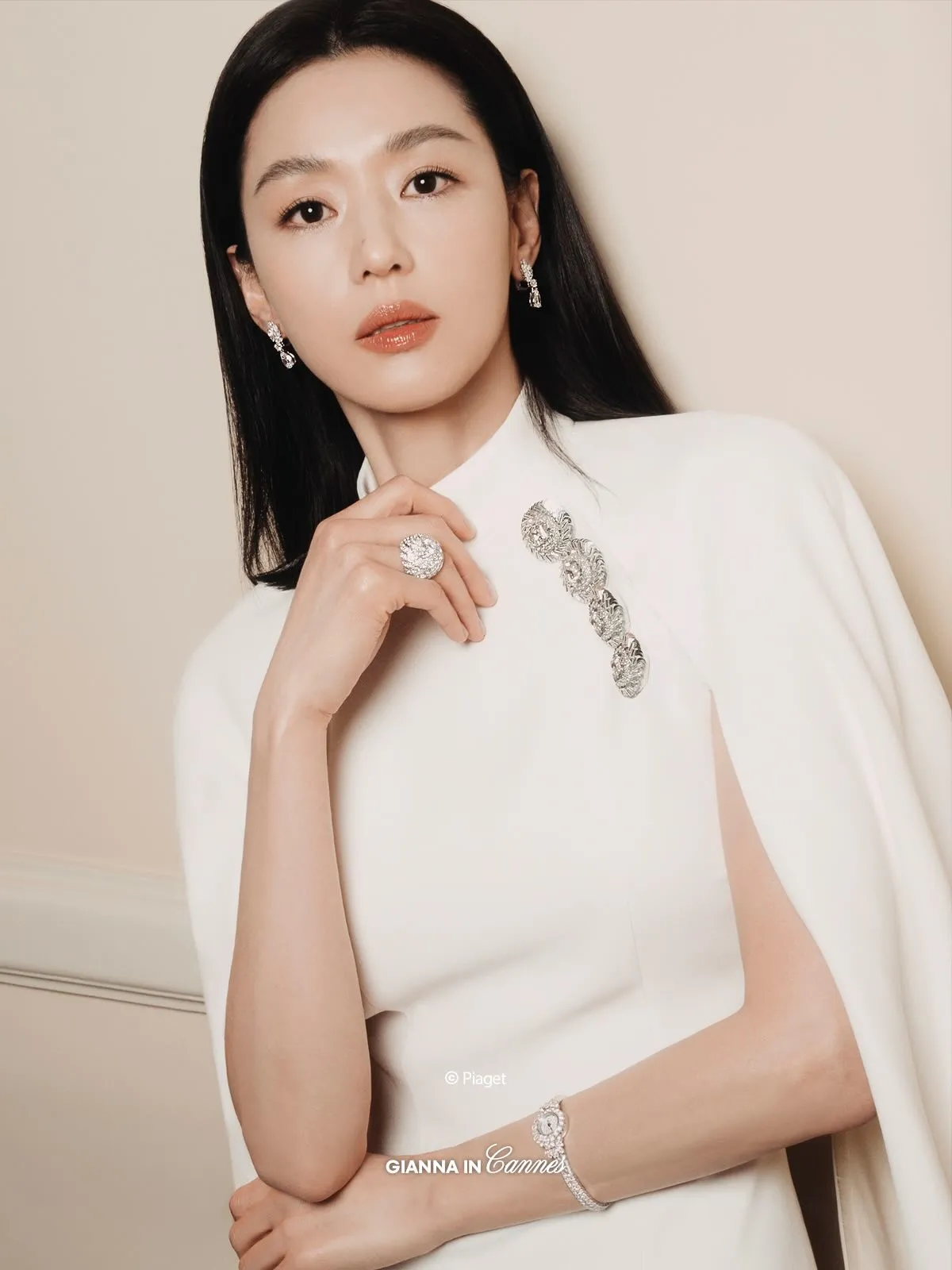 Jun Ji Hyun memakai dress putih/Instagram.com/everything.is.peachy