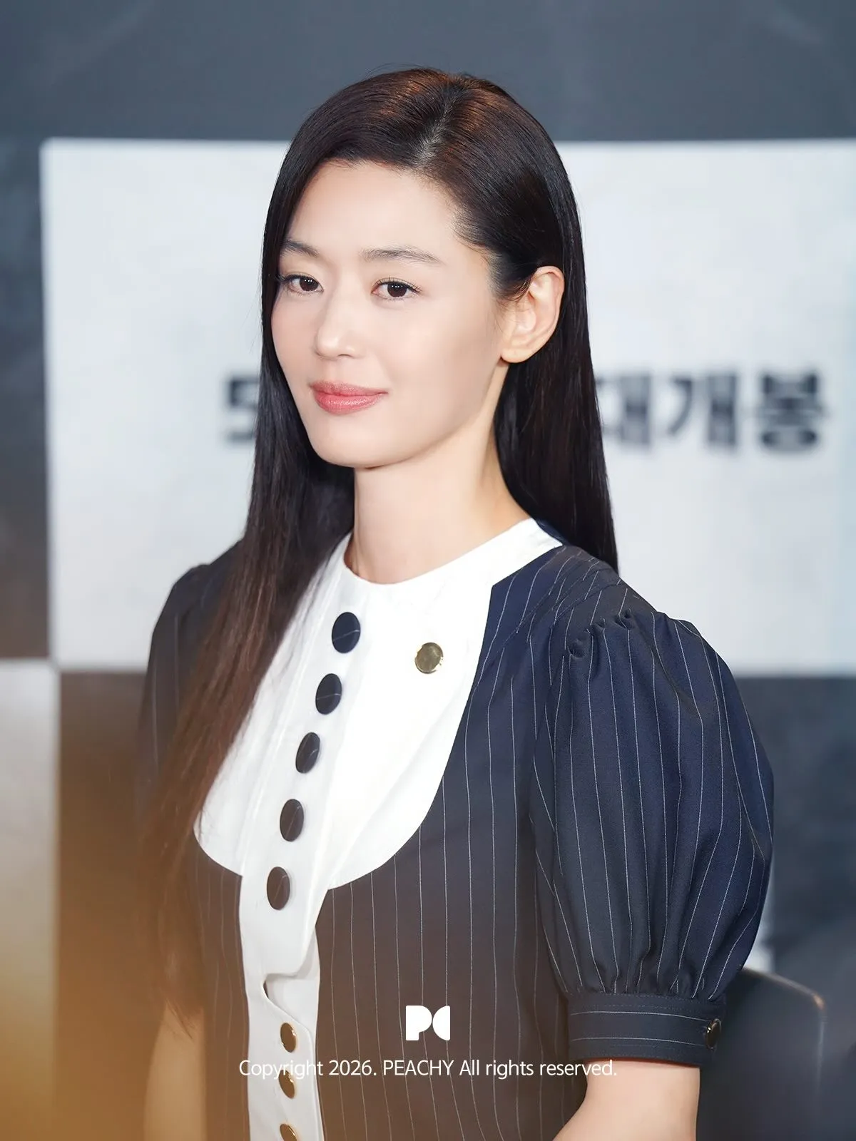 Jun Ji Hyun tersenyum manis/Instagram.com/everything.is.peachy