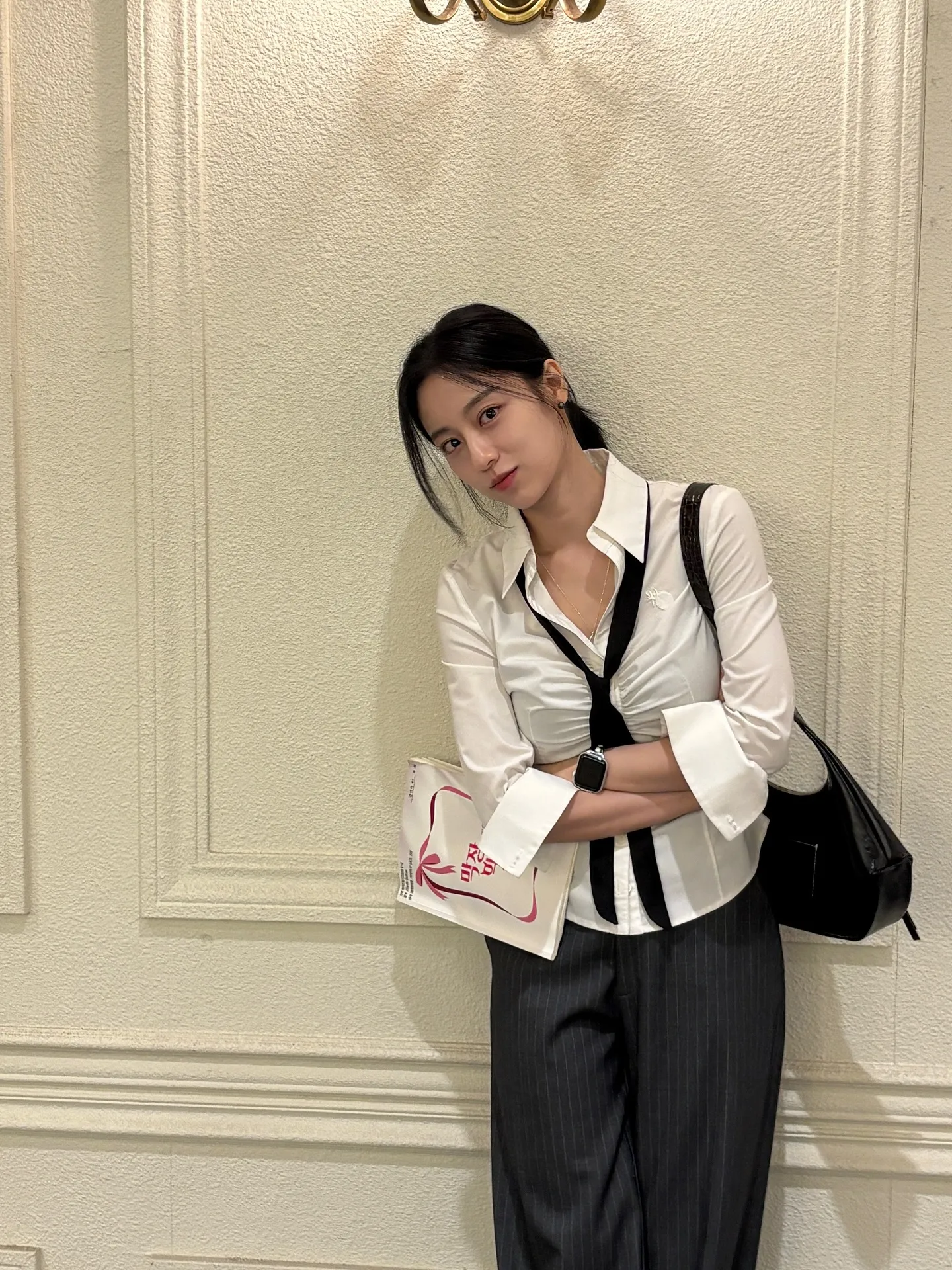 Kang Min Ah dengan setelan hitam putih/Instagram.com/minah320_97