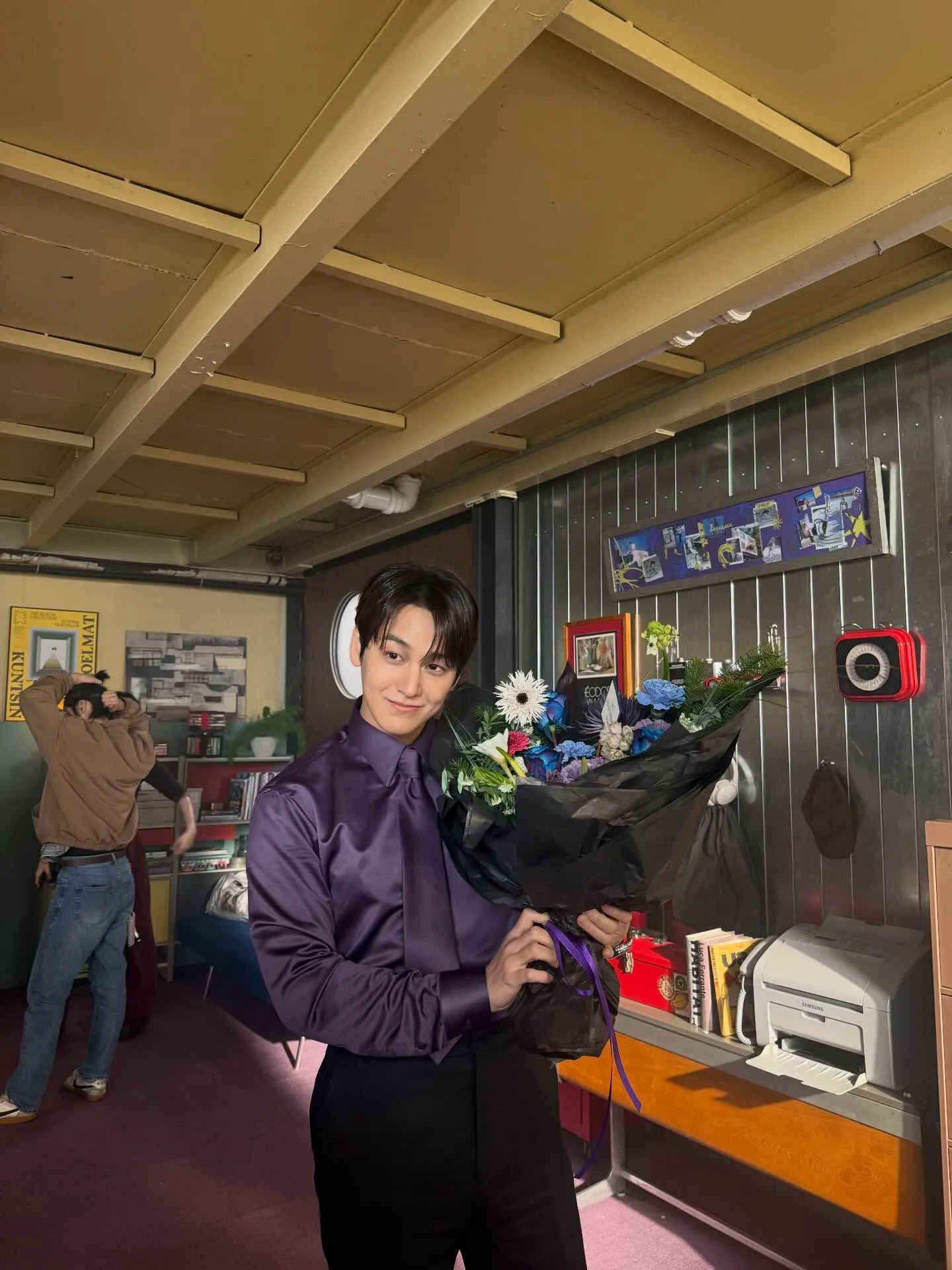 Kim Bum memegang bucket bunga/Instagram.com/k.kbeom
